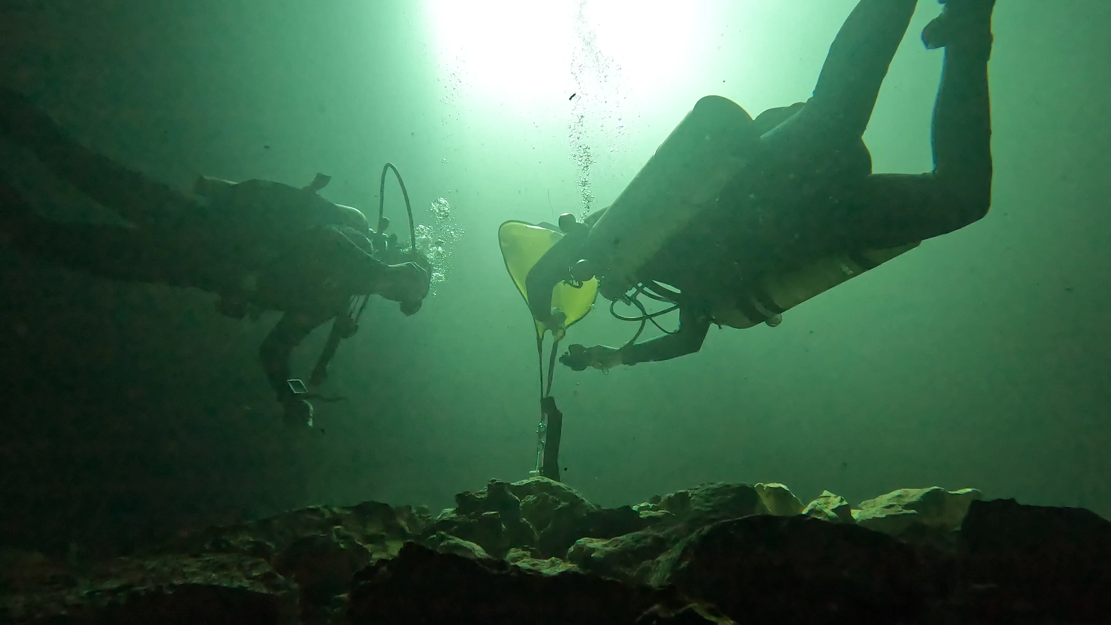 Instructores de MACO Dive Center preparando equipo en cenote